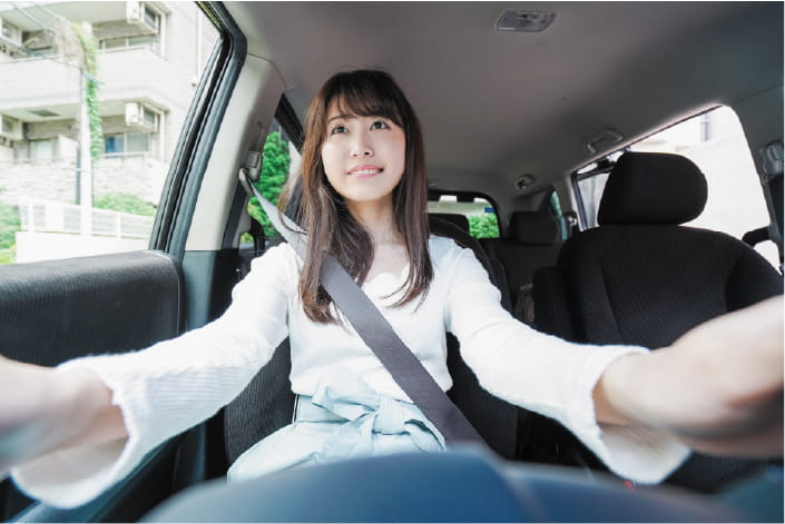 運転している女性